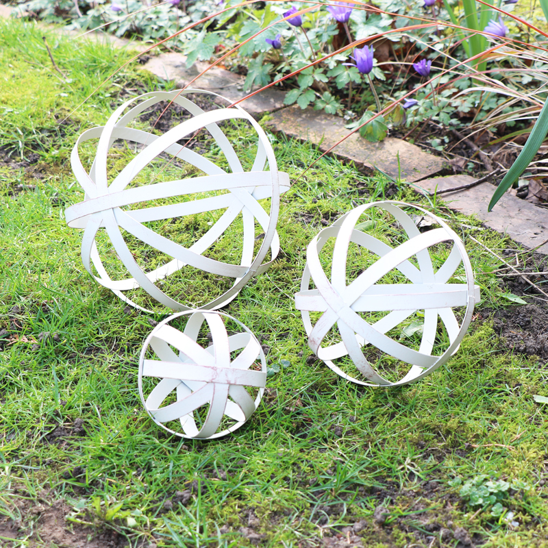 Set Of 3 Antique Cream Decorative Garden Spheres
