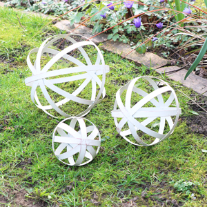 Set Of 3 Antique Cream Decorative Garden Spheres